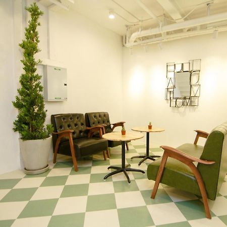Folk Poshtel Asok Bangkok Exterior foto